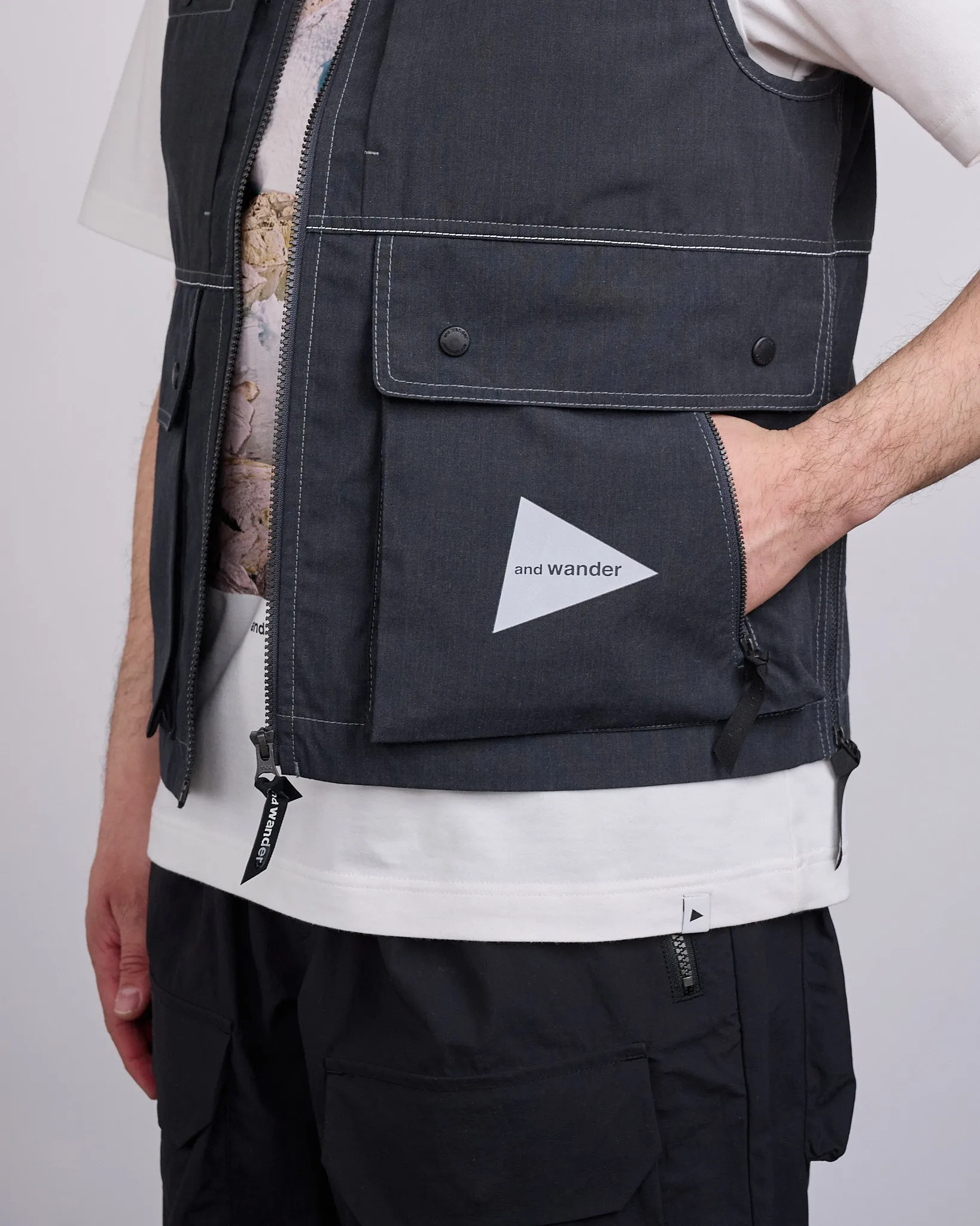 and wander Tough Aramid Cargo Vest (M) Charcoal